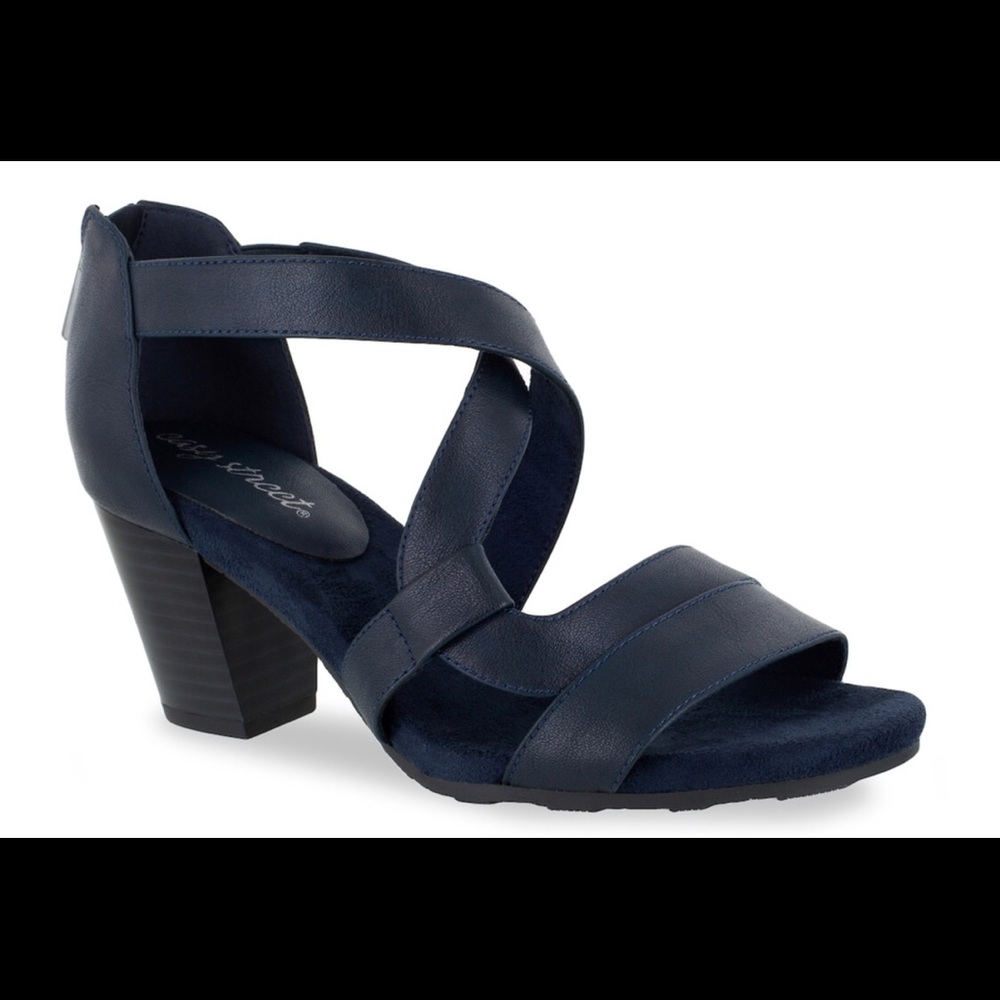 Easy Street Navy blue strappy sandal size 7.5 wide